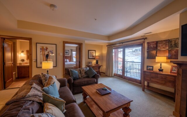 Comfortable 1 Bedroom Slopeside Condo - No Cleaning Fee! by RedAwning