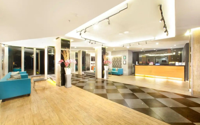 Отель Sevn Legian