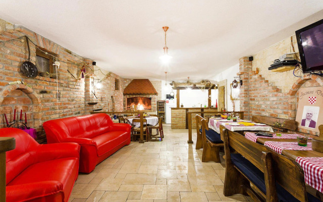 Holiday house Jucinovi Dvori, Starigrad Paklenica with pool