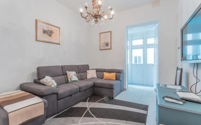 Blue Waves Apartment with Maltese Balcony