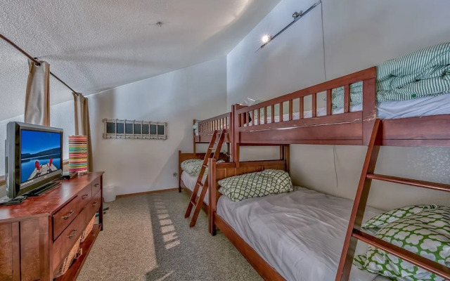 2br+ Loft Centrally Located Kirkwood Great Value 2 Bedroom Condo by RedAwning - фото 3