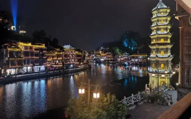 Phoenix Ancient City Lingjiang Muyue Riverside Homestay