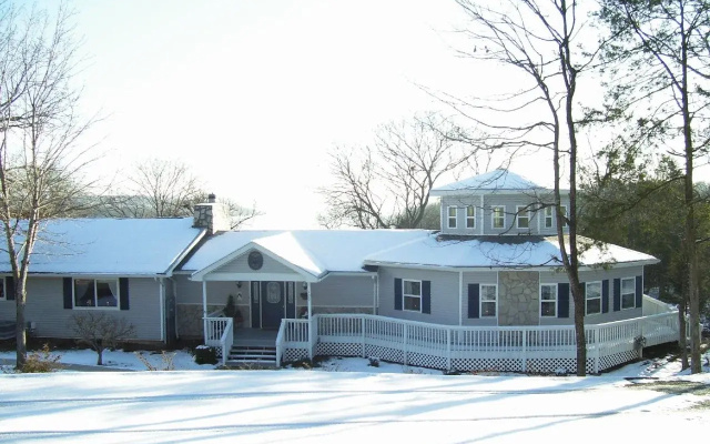 Anchor Inn on The Lake Bed and Breakfast