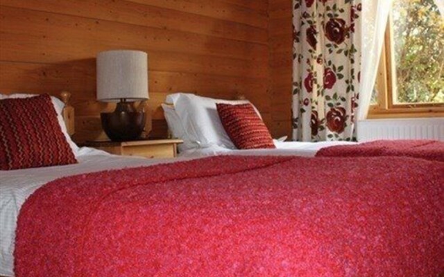 Redlands Country Lodge Log Cabin Apartments & WeeBothy