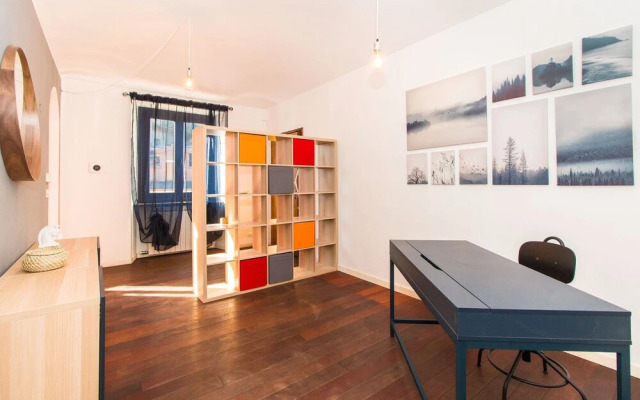Colorful Statuto Square Design Apart