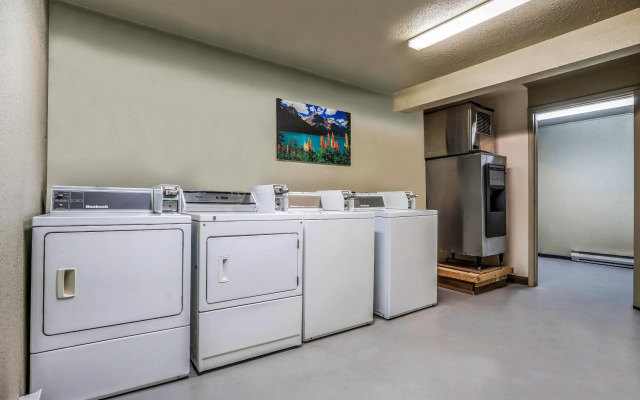 Days Inn by Wyndham Golden