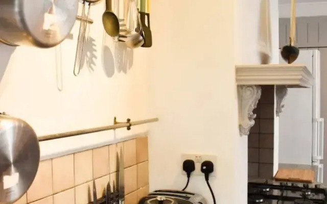 Stylish and Spacious 4 Bedroom Queen's Park House