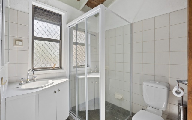 5 Minute Walk to Hastings Street - Unit 9 Descola 6 Noosa Drive – Bathroom – Noosa Heads