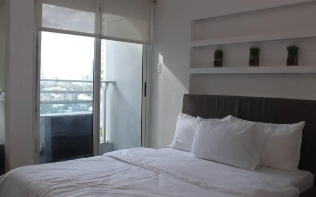 A2J Luxury 1BR BGC Balcony Suite Near BurgosCircle