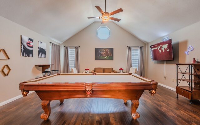 Discount Included! Stunning, Modern, Spacious Getaway Fits Any Group, 2 Game Rooms, Hot Tub 5 Bedroom Home by Redawning