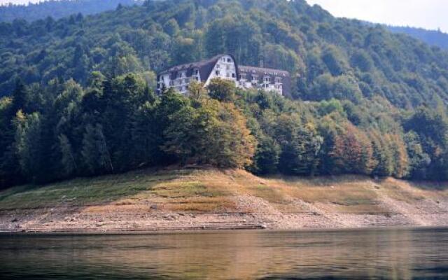 Hotel Valea cu Pesti