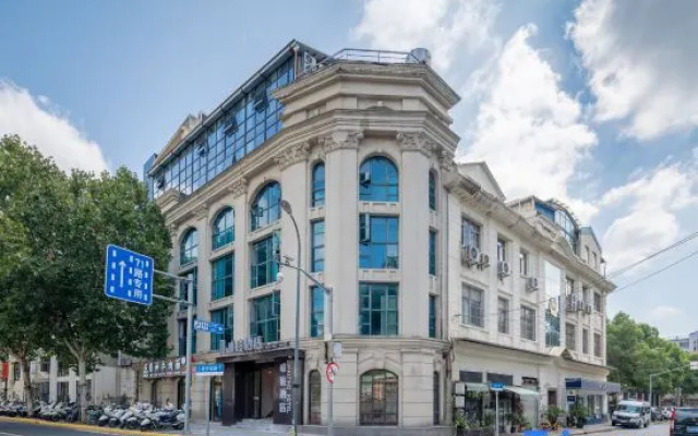 Waiting Hotel(Shanghai Bund Yuyuan Subway Station)
