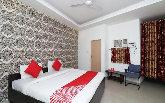 OYO 11384 Hotel Diamond Star