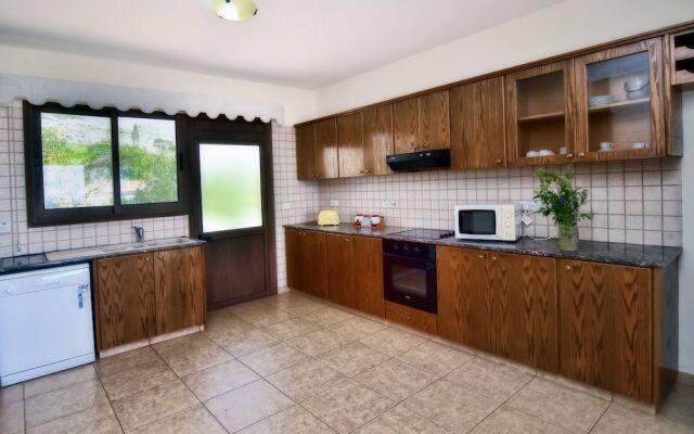 Villa Only 50m To The Sea, Sleeps 12, Polis