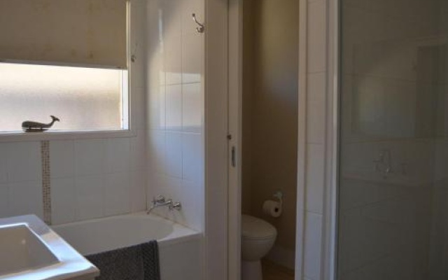 Wanda Magic' 19 Randall Drive - Beautiful Water Front House – Bathroom – Salamander Bay