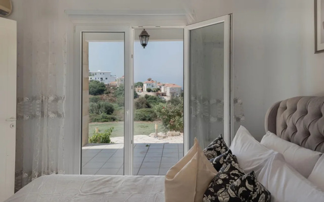 Phaedrus Living: Seaview Hilltop Maisonette
