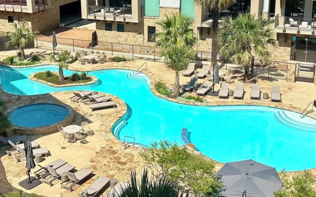 Luxury Waterfront Condo W/pool & Views!