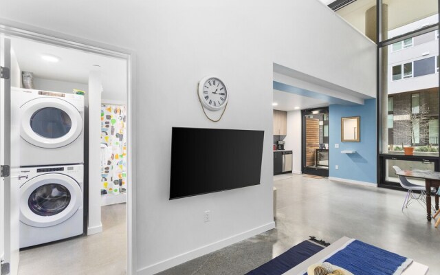 Posh Lofty Pad in Central Redmond