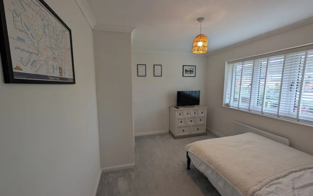3 Bed-sleeps 5-garden-parking-pets