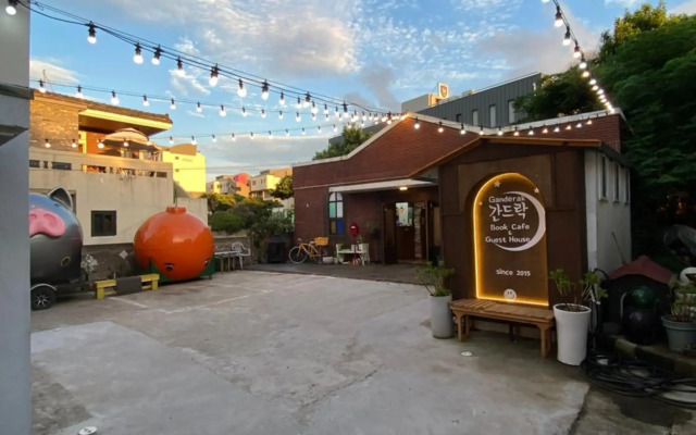 Ganderak Guesthouse - Hostel