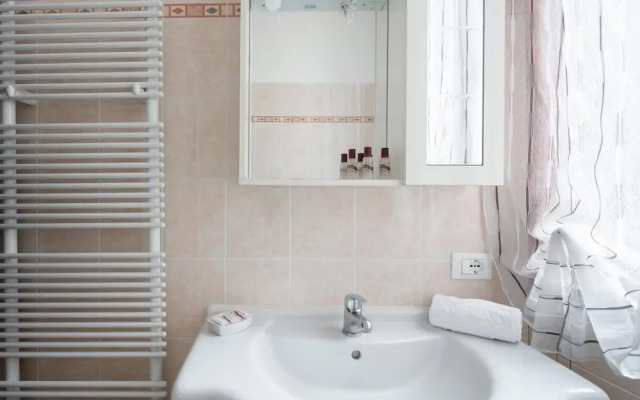 Venice Grand Canal Style Apt 2 by Wonderful Italy
