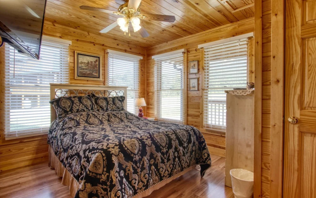 Mountain Breeze 5 Bedrooms 3 Bathrooms Cabin