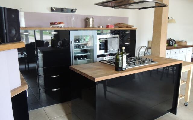 Spacious Mansion in Vinzelles with Swimming Pool