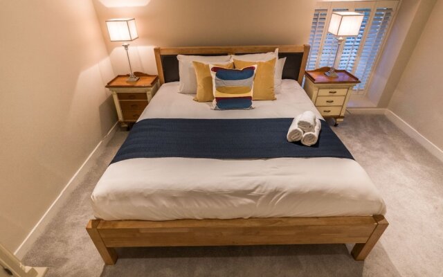 Pierce Brosnan Suite by 5STARSTAY