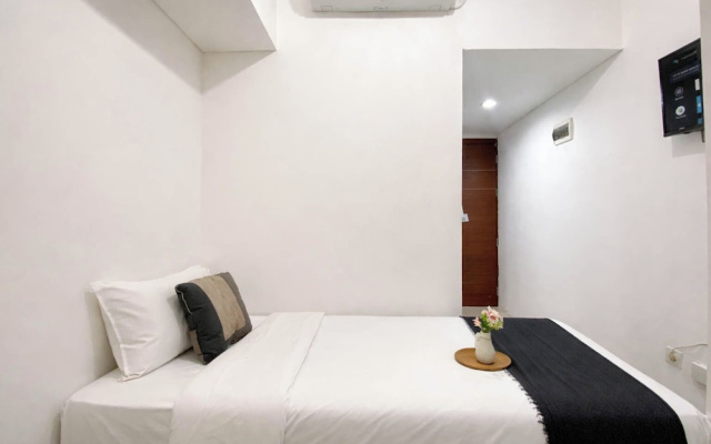 Basic Look Studio Apartment At Vittoria Residence