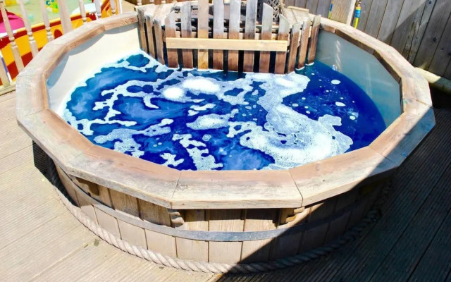 Squirrel Barn. Hi-spec. Hot tub & Wifi. Sleeps 14