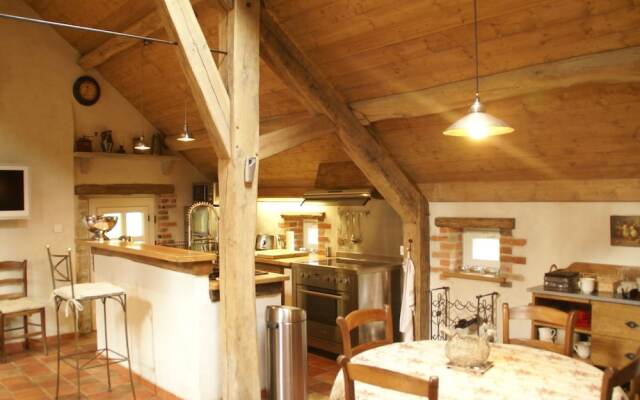 Unique Holiday Home With Pool in Combreux Centre