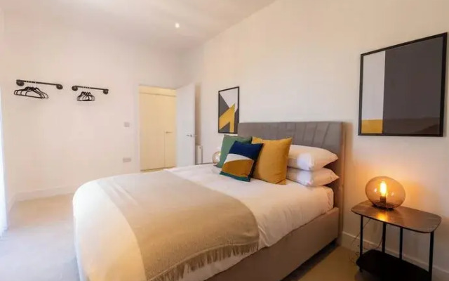 Modern Apts with Balcony in Mitcham