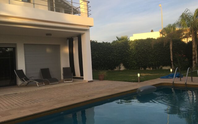 Luxurious 5 Bedrooms Villa Ref HI51053