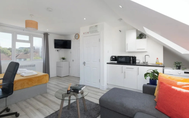 Harrow Haven Retreat - Modern City Apartment