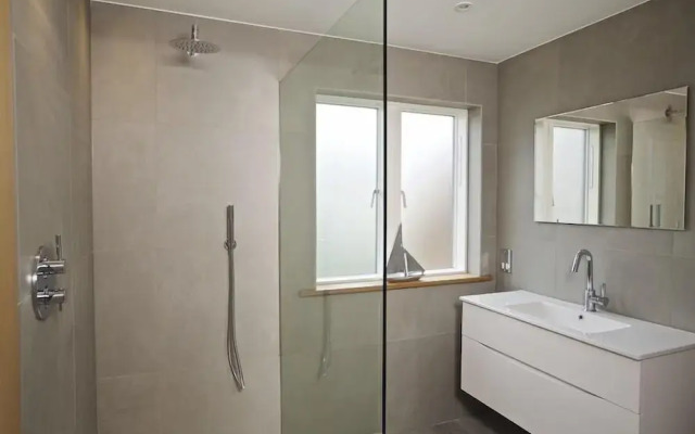 3 the Drive, Hillfield Village