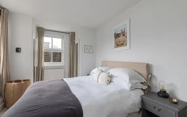 JOIVY Stylish 2-bed Flat w/ Terrace Near Battersea Park