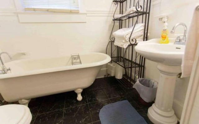 Cajun Hostel Entire House