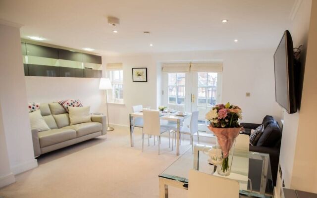 Light & Airy 1bed Barons Court Flat Lift & Balcony
