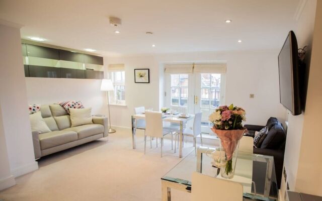 Light And Airy 1Bed Barons Court Flat Lift And Balcony