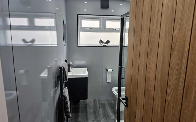 3-beds, Sleeps 6 Walking Distance to Castle & Town