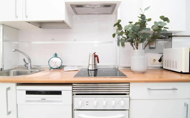 Sunny Apartment at the foot of Royal Palace by Batuecas