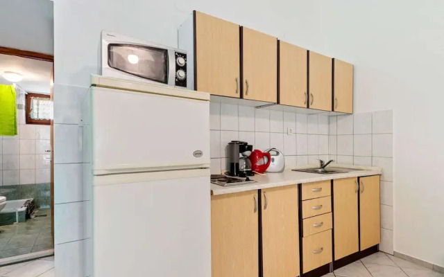 Beautiful Apartment in Jasenice Near Sea
