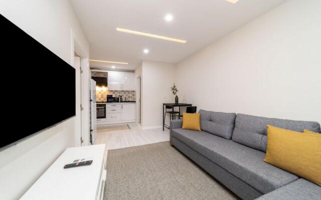 Modern and Central Flat Near Beach in Muratpasa