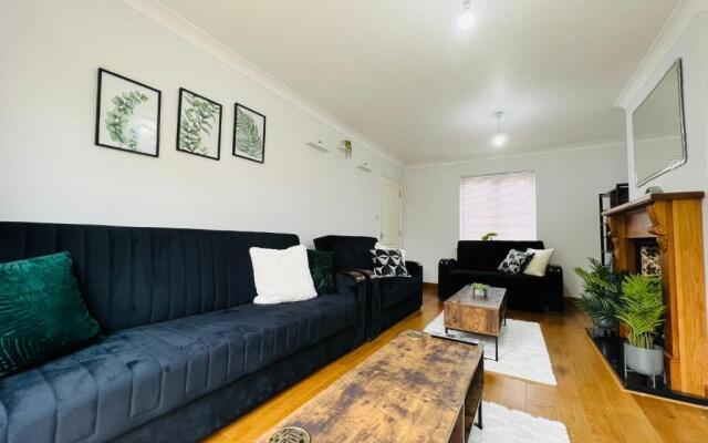 Boleyn Avenue by Incredible Stay