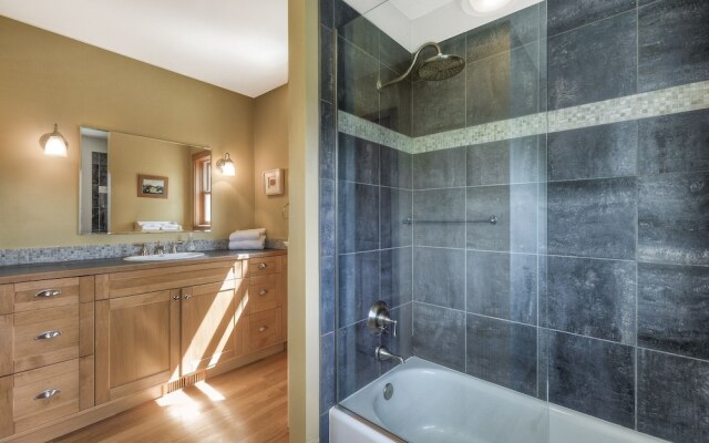 Lovely Laurelhurst - Music Room & Sunny Yard 3 Bedroom Home