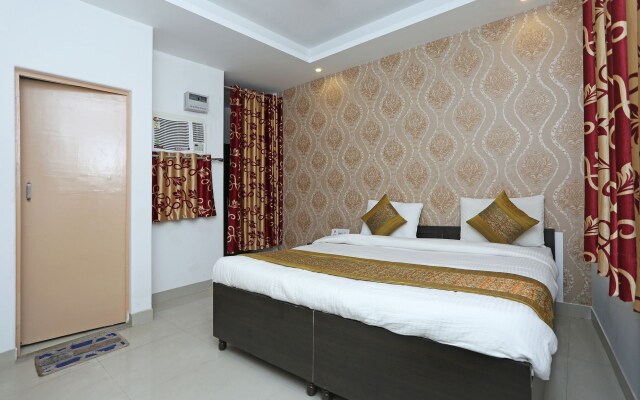 OYO 11384 Hotel Diamond Star