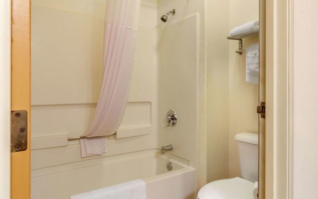 Quality Inn & Suites Lakewood - Denver Southwest