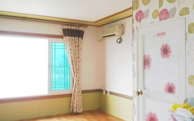 Yeosu Hyangilam Jeonmangdae Pension