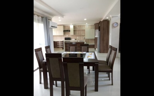 4 Bedrooms Exclusive Apartment in Jesmondin