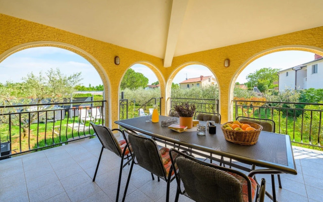 Spacious Apartment With Garden